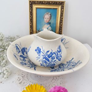 Broc joufflu ancien avec bassine