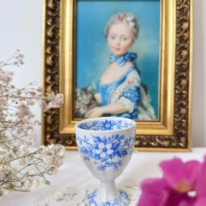 Coquetier terre de fer fleurs bleues