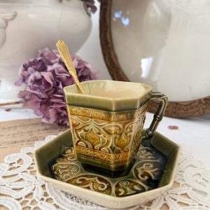 Tasse verte octogonale Choisy le Roi
