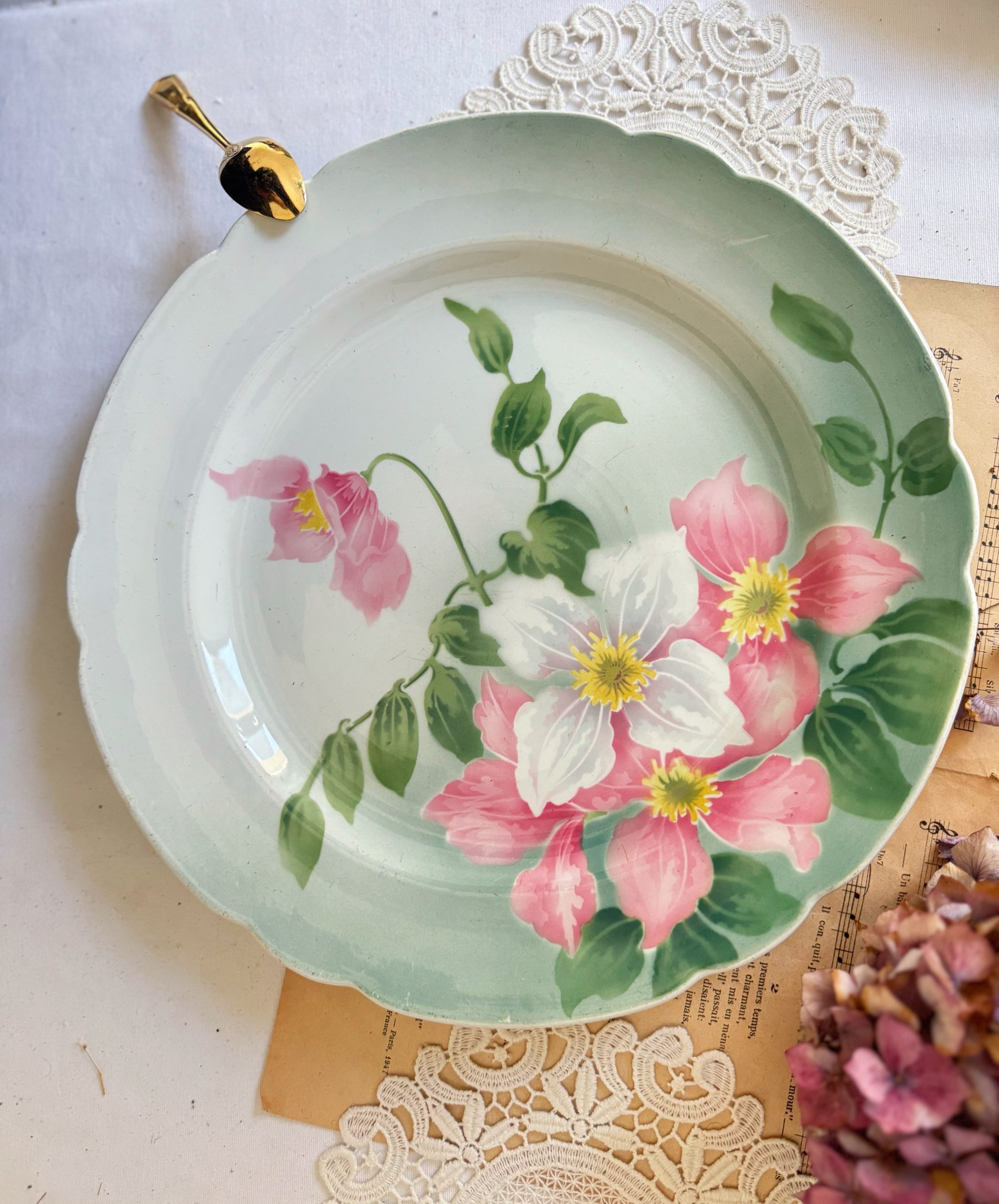 Plat en céramique fleuri vintage