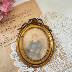 Cadre ovale fronton noeud portrait ancien