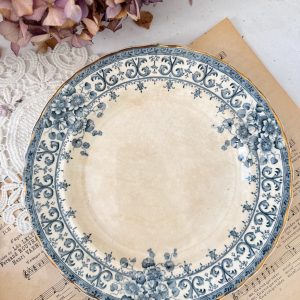 Assiette plate patinée terre de fer Oxford fleurs