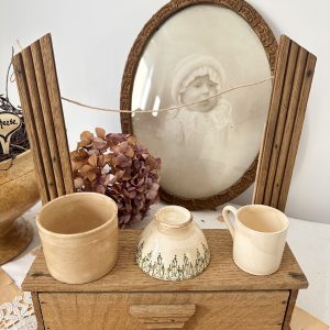 Partie de coiffeuse ancienne en bois avec tiroir