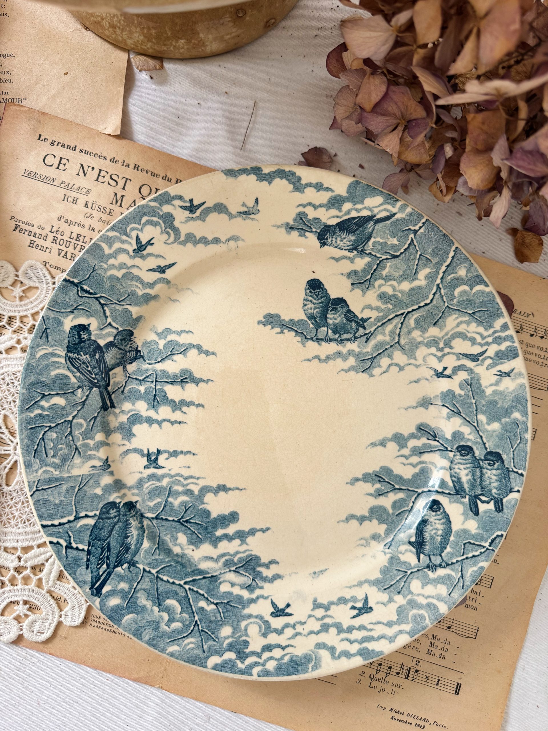 Assiette sur pied bleue Sarreguemines Neige (reservée Ana)
