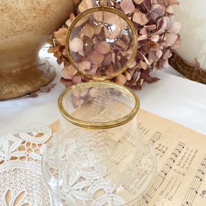 Coffret ancien en verre ciselé et laiton