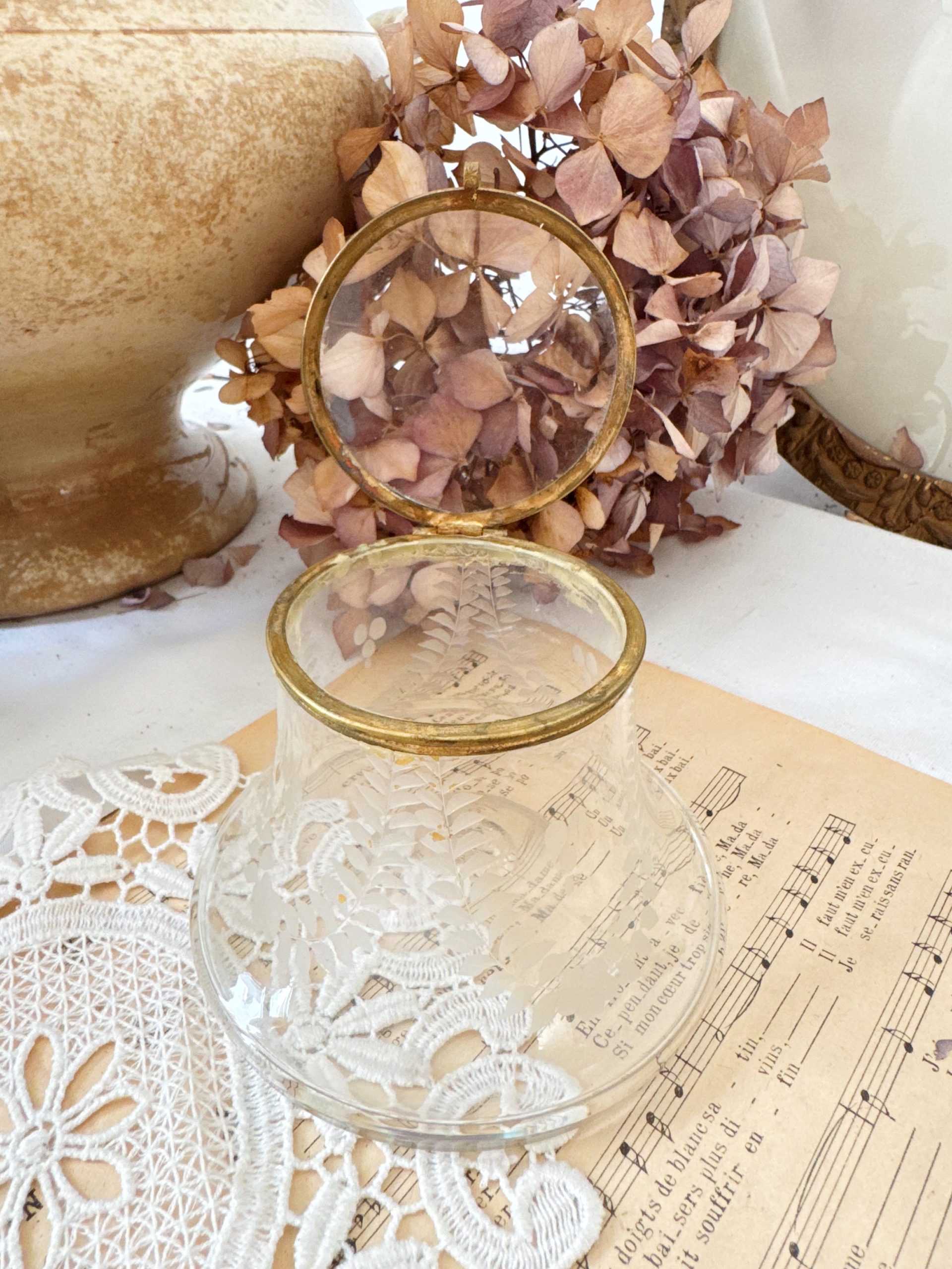 Coffret ancien en verre ciselé et laiton