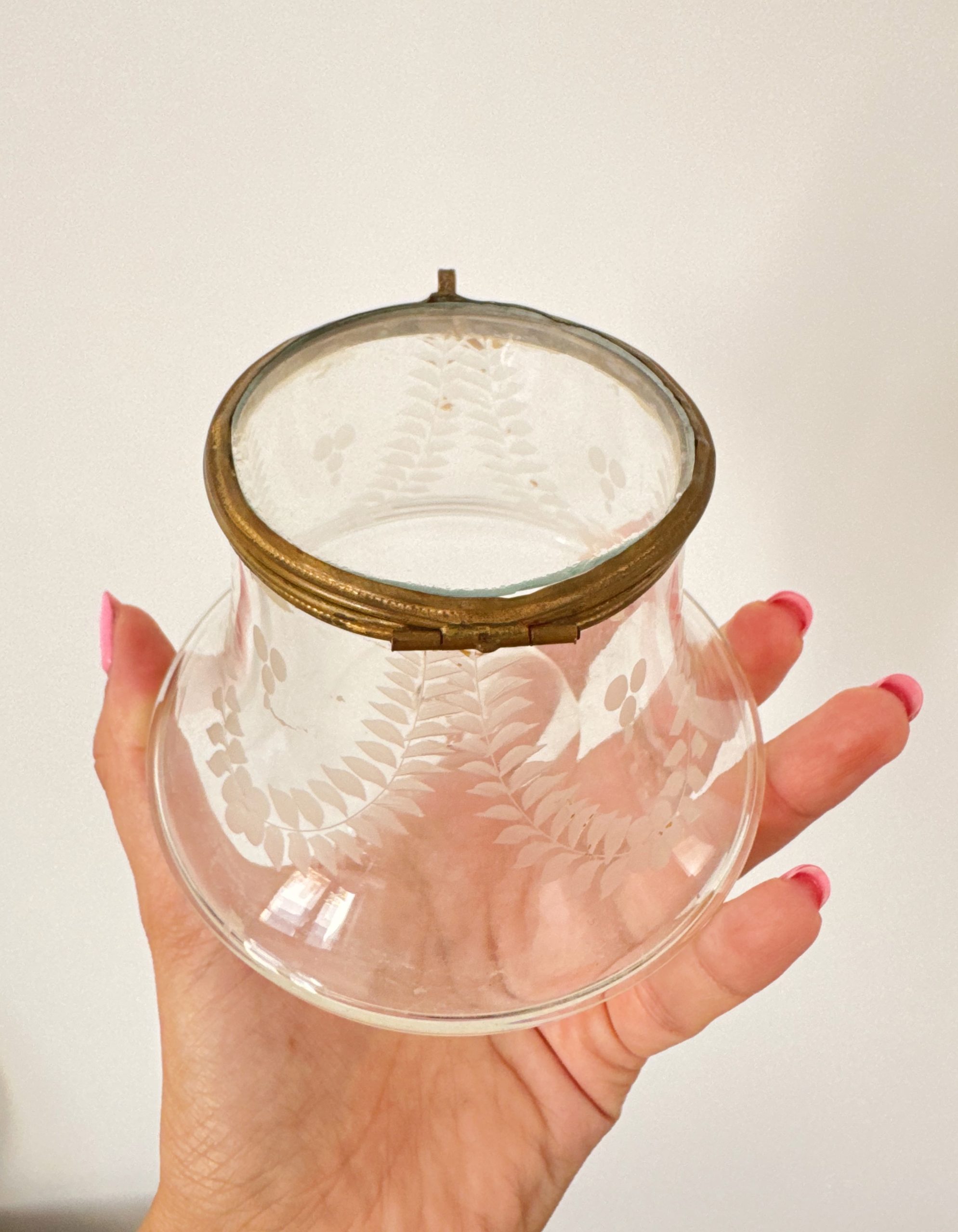 Coffret ancien en verre ciselé et laiton – Image 2