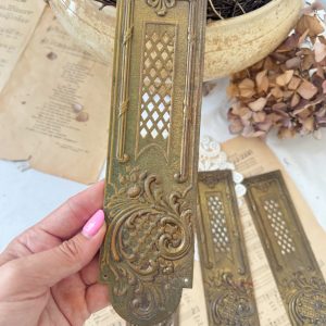 Plaques de porte anciennes en laiton doré