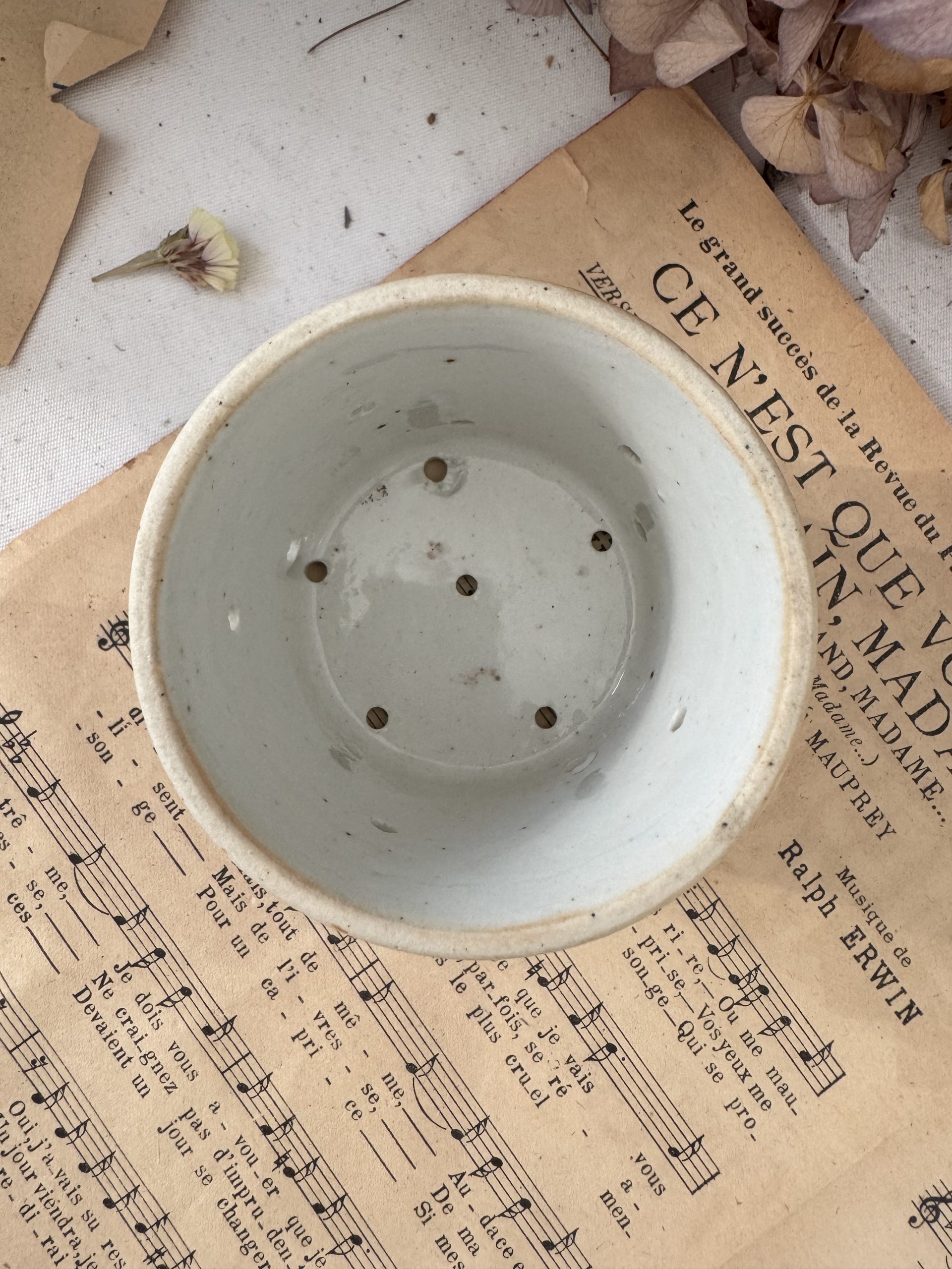 Pot à faisselle rustique en gré – Image 3