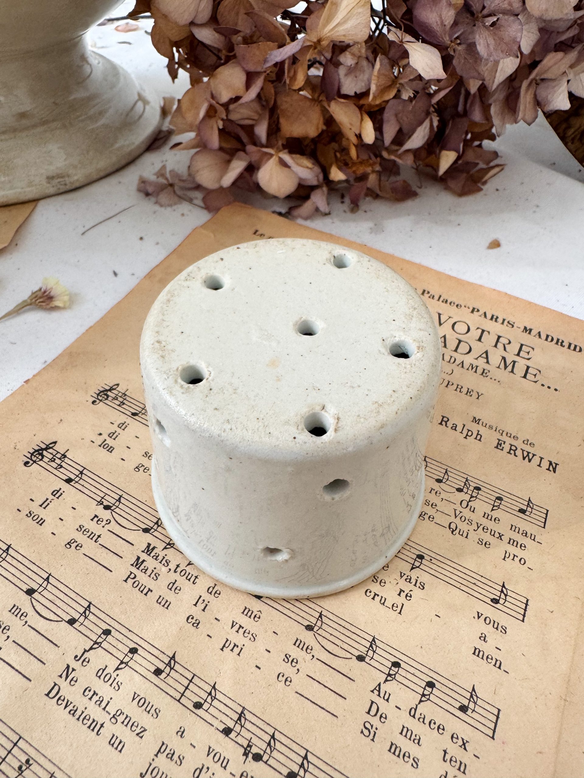 Pot à faisselle rustique en gré – Image 2