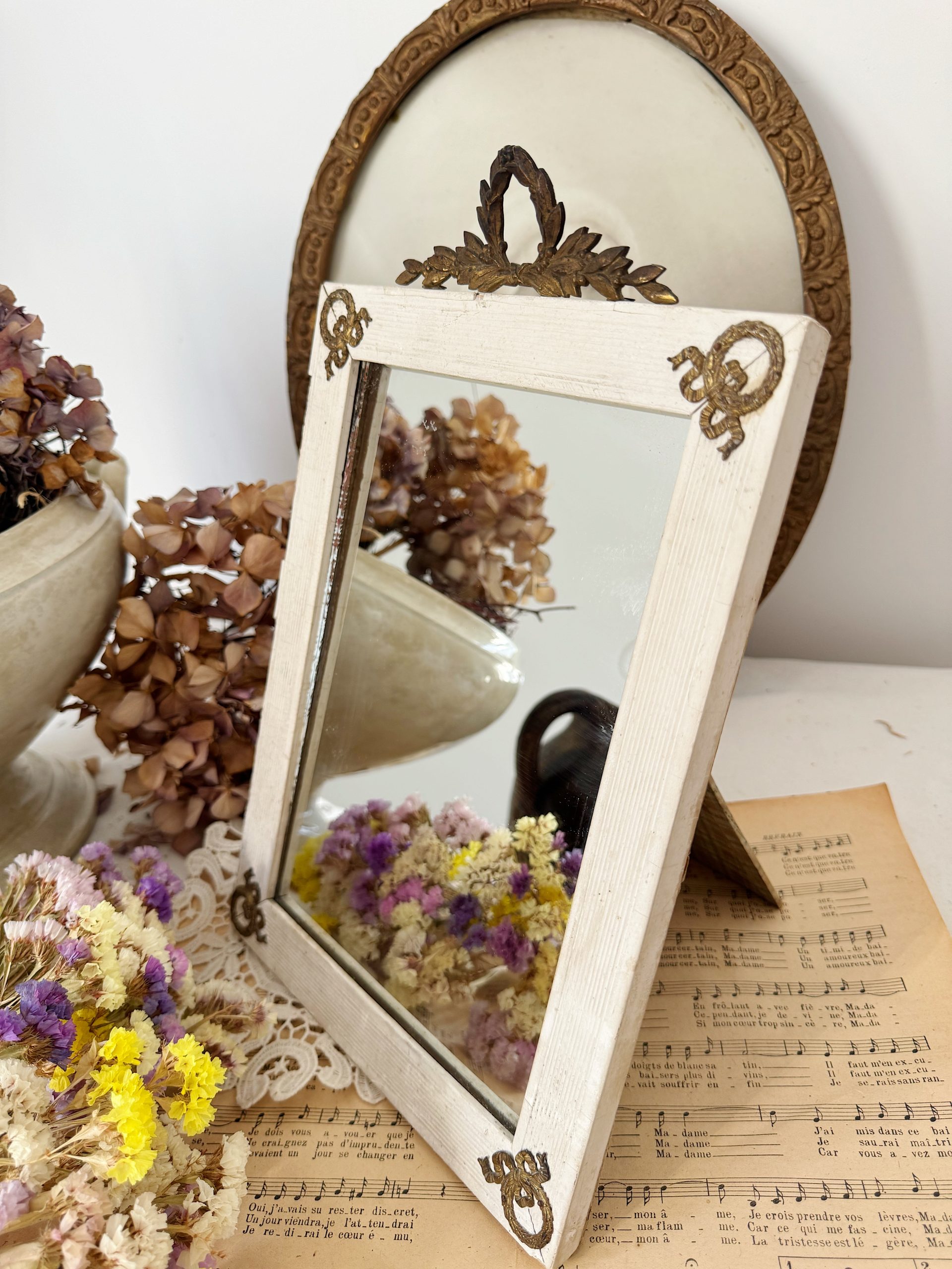 Ancien miroir à poser bois blanc et ornementations dorées