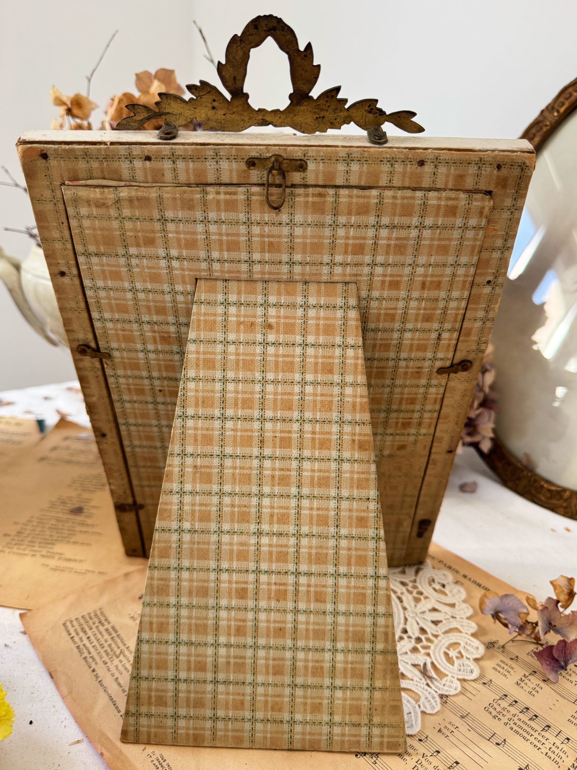 Ancien miroir à poser bois blanc et ornementations dorées – Image 3