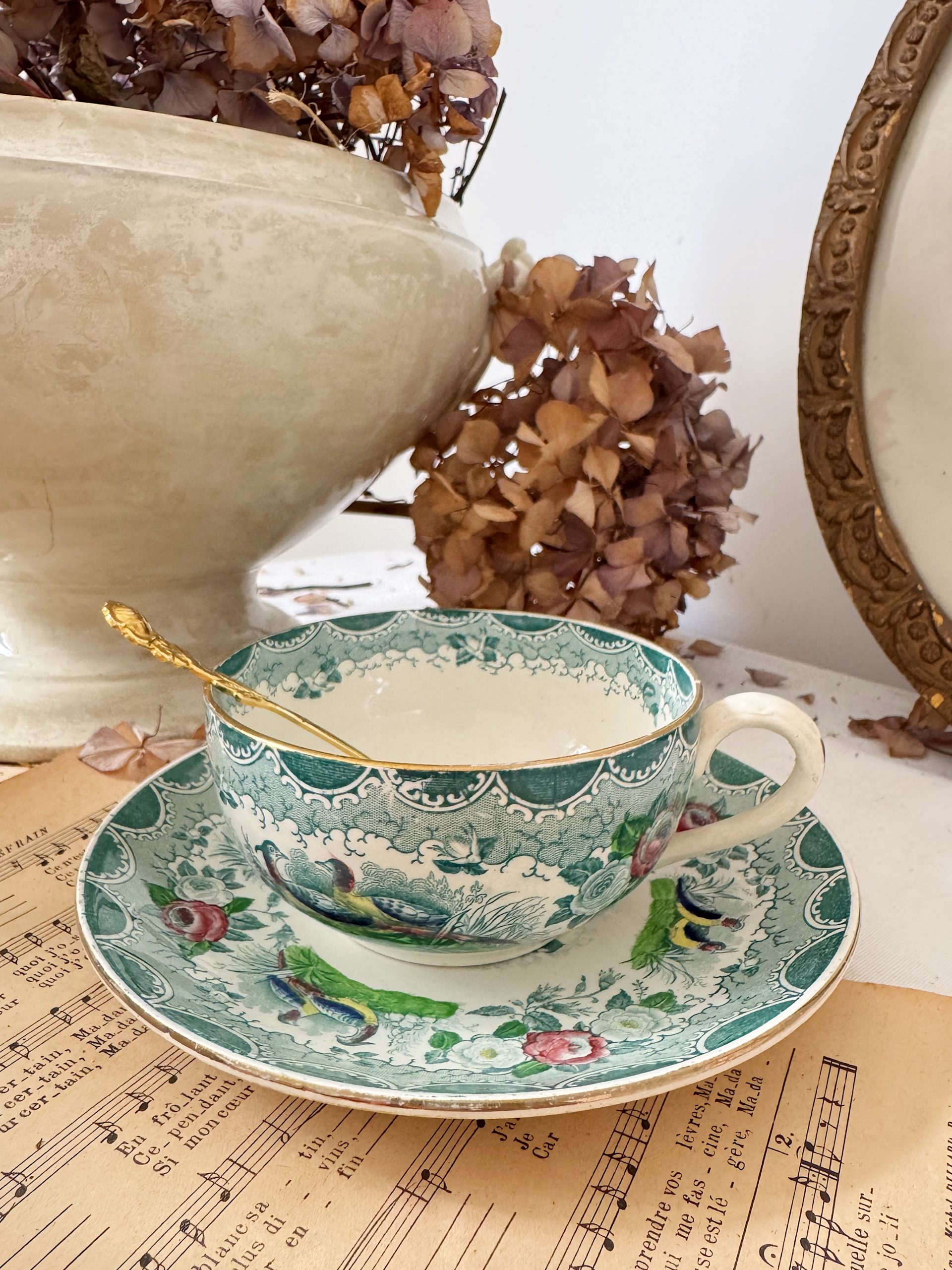 Ensemble de tasses polychromes Sarreguemines oiseau de paradis (reservé Claudine)