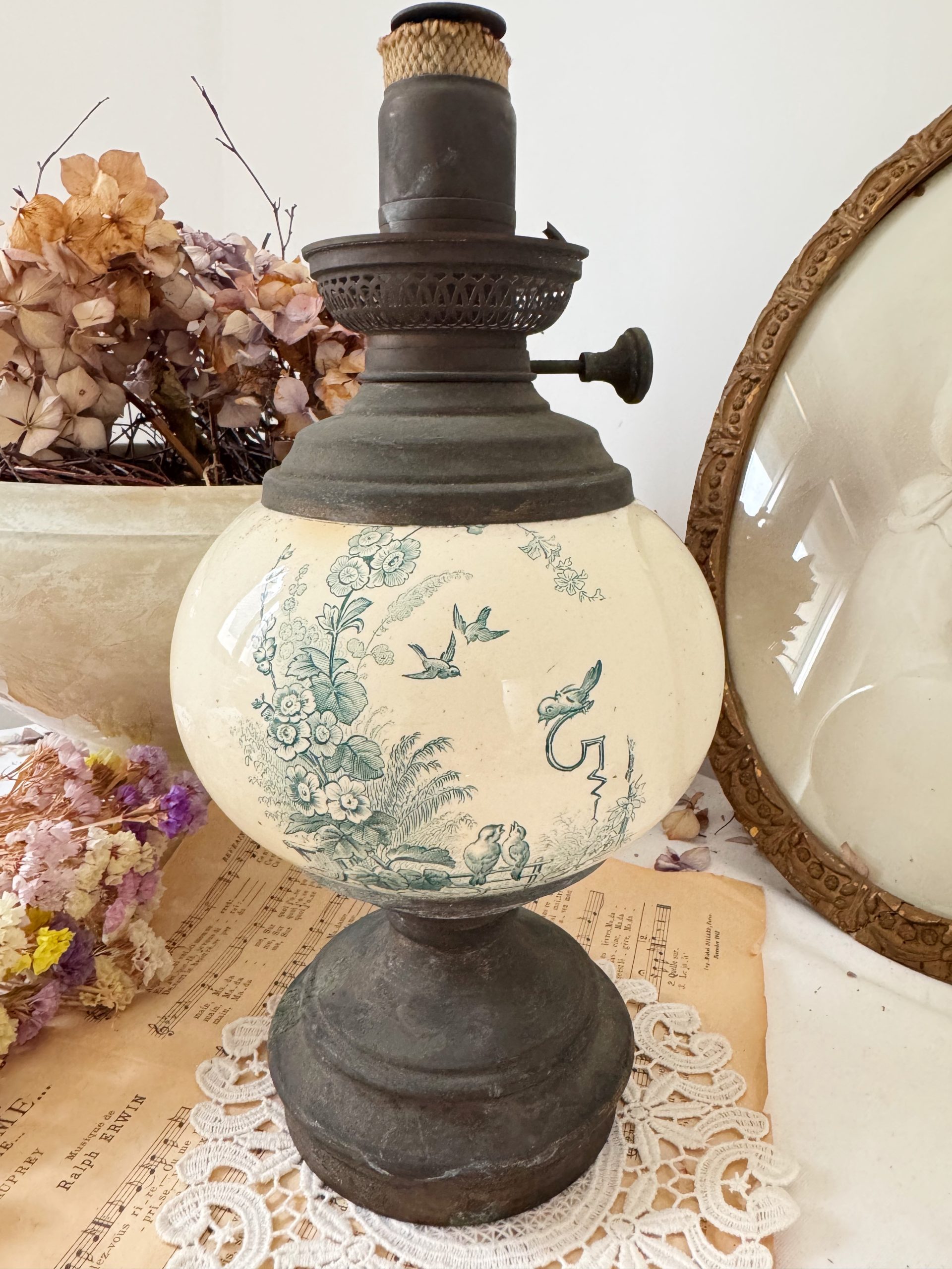 Lampe à pétrole en faience oiseaux